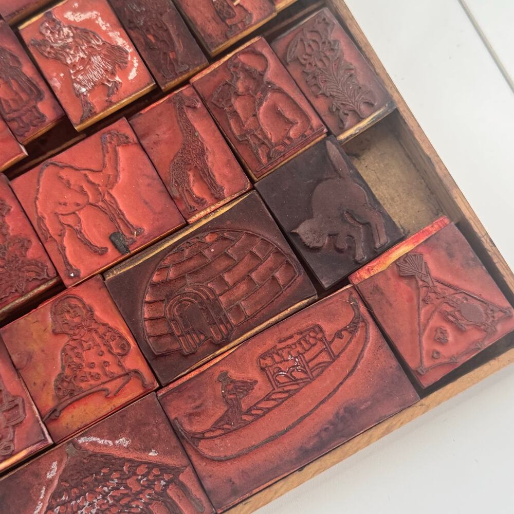 Vintage 1930s Creative Pictured
Printer Ink Stamp Tray with 40
Stamps Rare - Picture 9 of 13
